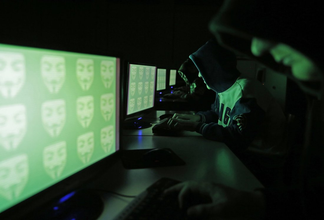 hackers "trabalhando".